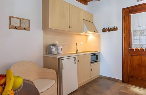 Pachena Apartment | Studio 'Aktaia' with Shared Garden, Wi-Fi and Air Conditioning