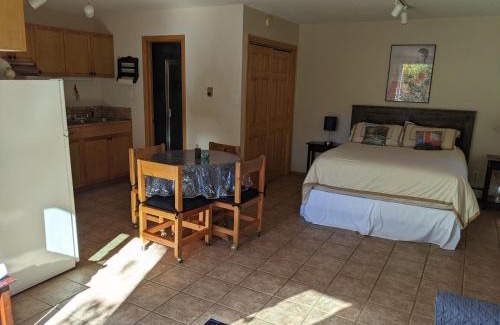 Northeast Santa Fe Apartment | Studio apartment 15 minute walk to plaza