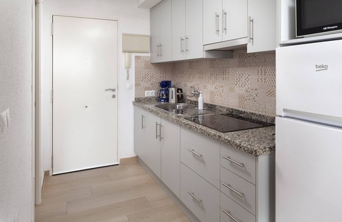 Torre del Mar Apartment | Studio Apartment 'Sol Y Breeze' with Sea View, Wi-Fi and Air Conditioning