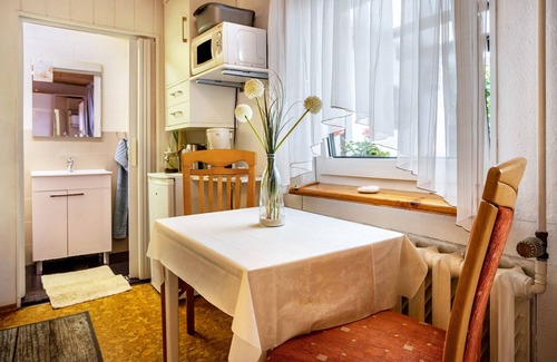 Franken Siedlung Apartment | Studio Apartment 'Ferienzimmer Norbi Stralsund' with Private Terrace and Wi-Fi