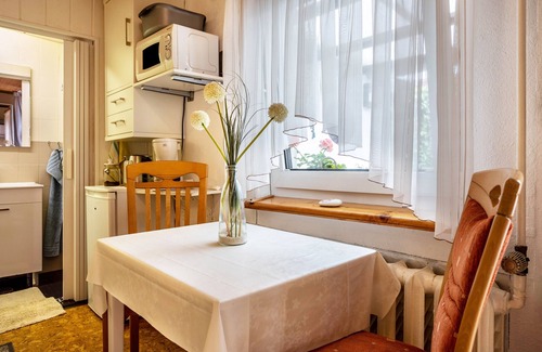 Franken Siedlung Apartment | Studio Apartment 'Ferienzimmer Norbi Stralsund' with Private Terrace and Wi-Fi