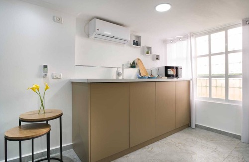 Haifa Apartment | Studio apartment with jacuzzi & pool table