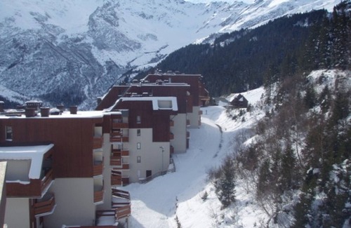 Le Pleynet Apartment | Studio cabin for 4 near slopes, balcony, parking, pets allowed
