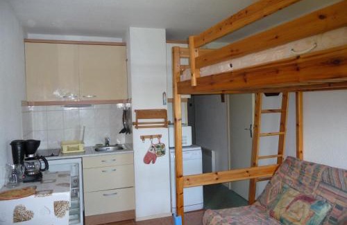 Prapoutel Apartment | Studio Cabine au Pied des Pistes avec Balcon Est - 4 Couchages, TV, Cuisine équipée, Casier à Ski - FR-1-771-69