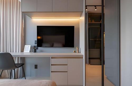 Graca Apartment | Studio com Rooftop e Piscina com vista para a Baia de Todos os Santos, Portaria 24 Hr, Estacionamento, Wi-fi 433Mbps, Cozinha Compacta, a 1 km da Praia e a 3 km do Farol da Barra e do Pelourinho