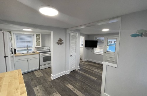 Bayport Apartment | Studio Cottage on quiet road in Beautiful Bayport.