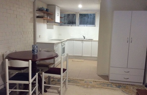 Mangerton Apartment | Studio flat in Leafy suburb close to city