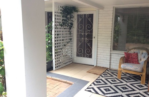 Mangerton Apartment | Studio flat in Leafy suburb close to city
