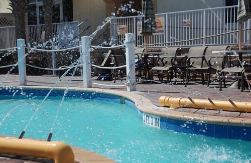 Bostroms House | STUDIO FOR 2~ BEACH FRONT RESORT~AMAZING VIEWS~PIER FISHING BOATING POOLS & MORE