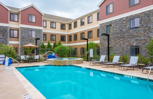 Independence Apartment | Studio | Free Breakfast. Outdoor Pool & Hot Tub