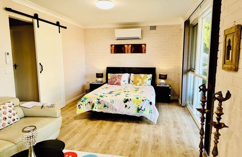 Turramurra Apartment | Studio in Turramurra,quiet & leafy.Walk to rail,public transportation and shops.