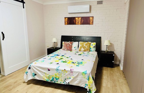 Turramurra Apartment | Studio in Turramurra,quiet & leafy.Walk to rail,public transportation and shops.