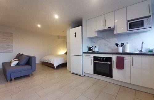 Cerrado de Calderon Apartment | Studio 'La Platanera de Málaga' with Shared Terrace and Air Conditioning