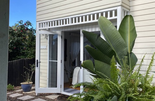 Bayview Apartment | Studio minutes from Waterfront walks, close to Pasadenas, cafes, restaurants