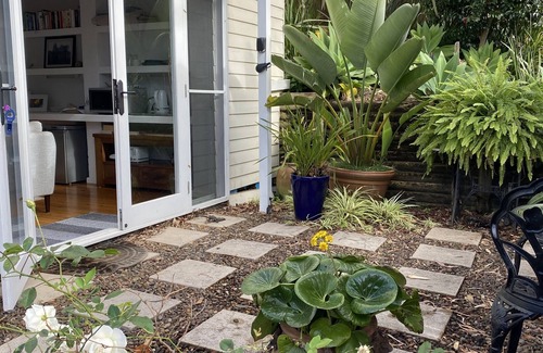 Bayview Apartment | Studio minutes from Waterfront walks, close to Pasadenas, cafes, restaurants