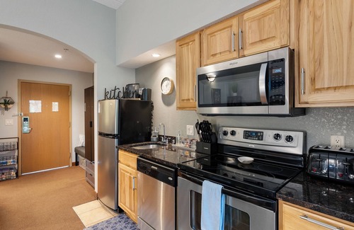 Wisconsin Dells Condo | Studio on the Green - Remodeled 2-Bed, Walk to Attractions