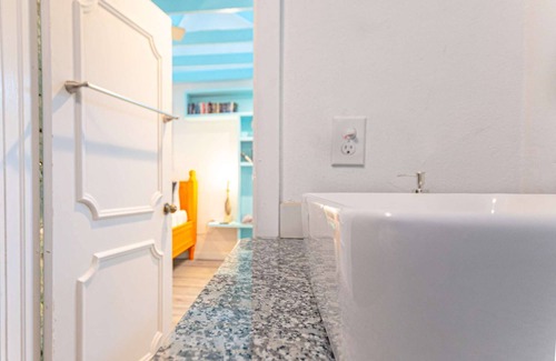 Gambier Apartment | Studio Peach at Viking Hill Resort with Pool