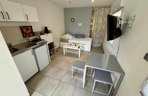 Les Pennes-Mirabeau Apartment | Studio privé attenant Villa Piscine