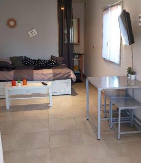 Les Pennes-Mirabeau Apartment | Studio privé attenant Villa Piscine