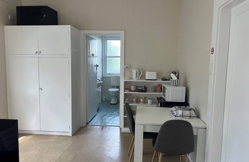 Cootamundra Apartment | Studio Room with Own Bathroom in the Heart of Cootamundra