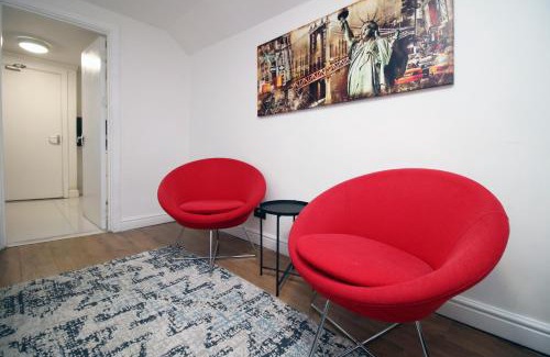 Cwmbrwla Apartment | Studio - Sleeps 10 - Parking - Wifi