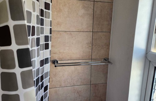 Stone Apartment | Studio - Sleeps 2 - Parking - Wifi
