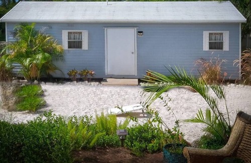 Palma Sola Cottage | Studio Stand Alone with Shared Pool and FREE WiFi Close to Anna Maria Island