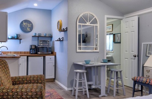 Palma Sola Cottage | Studio Stand Alone with Shared Pool and FREE WiFi Close to Anna Maria Island