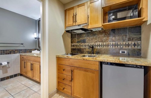 Tahoe Meadows Resort | STUDIO STANDARD LAKE VIEW @Hilton Vacation Club Lake Tahoe Resort South