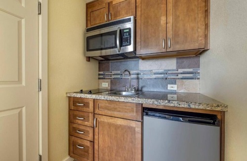 Tahoe Meadows Resort | STUDIO STANDARD LAKE VIEW @Hilton Vacation Club Lake Tahoe Resort South