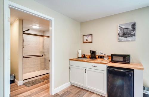 Treloar Apartment | Studio Stay w/Deck in Missouri Wine Country