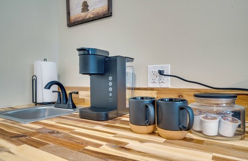 Treloar Apartment | Studio Stay w/Deck in Missouri Wine Country