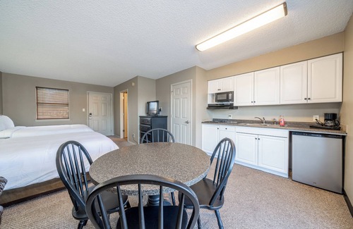 Rockwell Hotel | Studio Suite, 2 Queen Beds, Lake View, Upper Floor