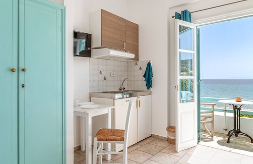 Platis Gialos Apartment | Studio 'Suite 8' with Sea View, Wi-Fi and Air Conditioning