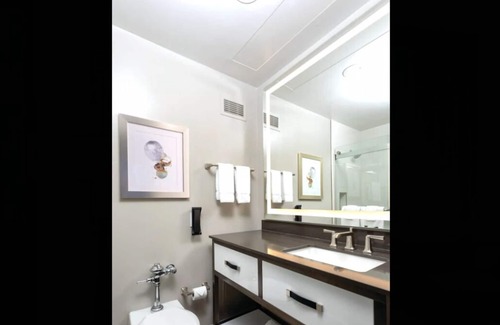 Union Square Resort | Studio Suite in SF with Hot tub, Sauna & Roof Deck