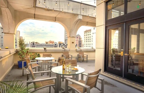 Union Square Resort | Studio Suite in SF with Hot tub, Sauna & Roof Deck