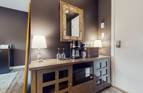 West Dover Apartment | Studio w/mountain view, shared pool, hot tub, sauna, tennis courts & shuttle