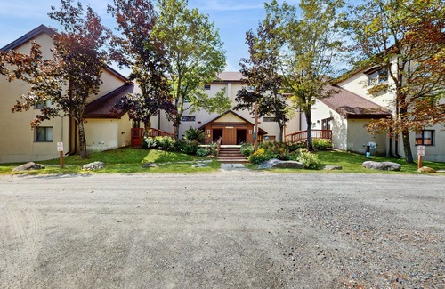 West Dover Apartment | Studio w/mountain view, shared pool, hot tub, sauna, tennis courts & shuttle