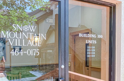 West Dover Apartment | Studio w/mountain view, shared pool, hot tub, sauna, tennis courts & shuttle