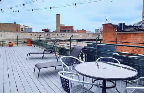 Evansville Apartment | Studio with a View and Deck Overlooking Downtown Evansville