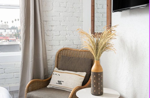 Westlake Apartment | Studio with Exposed Brick & Modern Comfort in LA