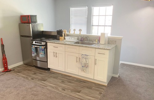 Jersey Village Apartment | Studio with monthly discount with Kitchen, wifi Washer-dryer in a quiet location