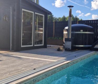 Tungelsta House | Stuga på landet med egen pool, vedeldad badtunna och bastu