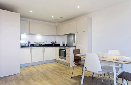 Limehouse Apartment | Stunning 1BD Apt with Balcony, Zone 2 near Canary Wharf