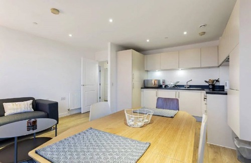 Limehouse Apartment | Stunning 1BD Apt with Balcony, Zone 2 near Canary Wharf