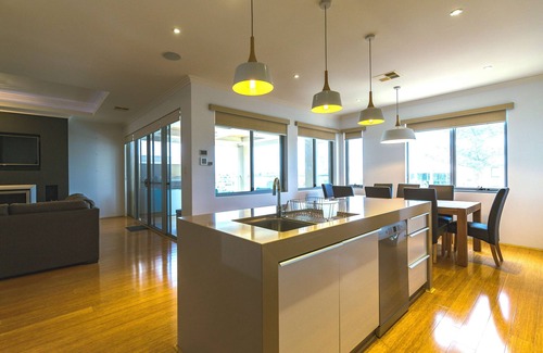 Mindarie House | Stunning 2 storey property meters to Mindarie Marina