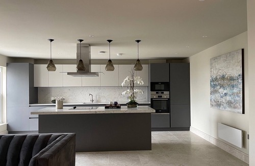 Chigwell Apartment | Stunning 2BA, 2BR, Apt, Desirable Chigwell