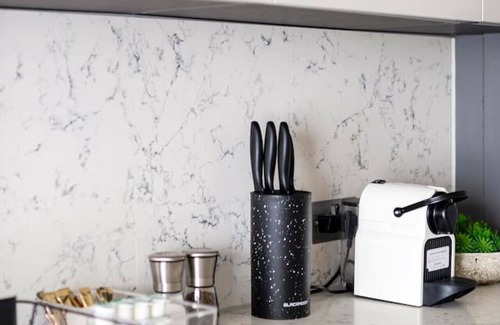 Chigwell Apartment | Stunning 2BA, 2BR, Apt, Desirable Chigwell