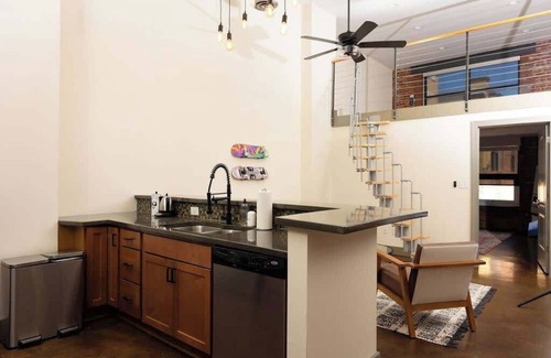 Roanoke Apartment | Stunning 2BR loft in city center