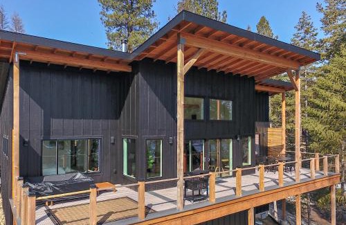 Worley Villa | Stunning 3BR with Lake Access Golf Cart 11 guests